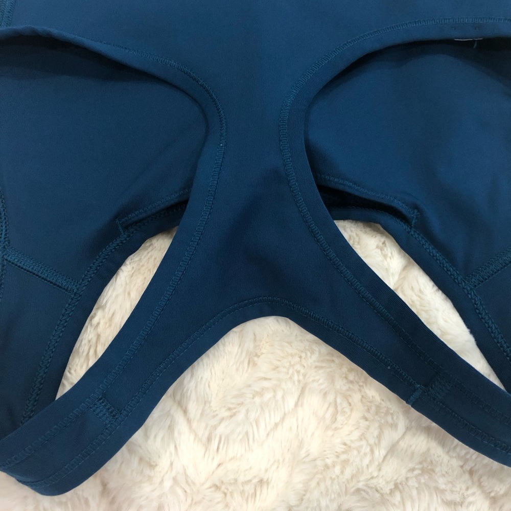 Gently worn Nike Medium bi-colored removable padding racer back sports bra - Picture 4 of 6